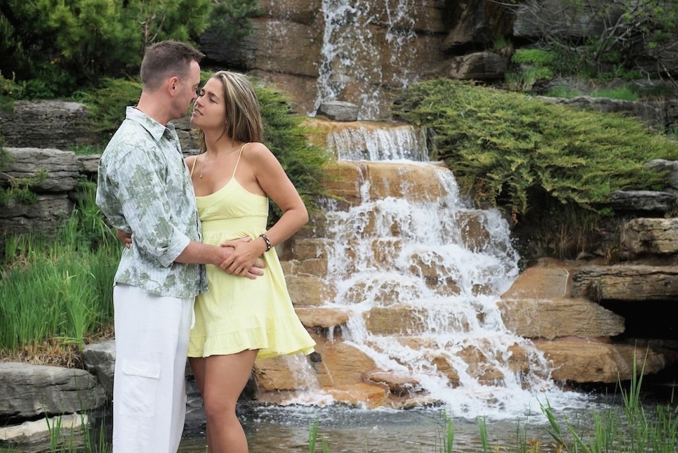 s&eacute;ance photo couple devant la chute du jardin botanique