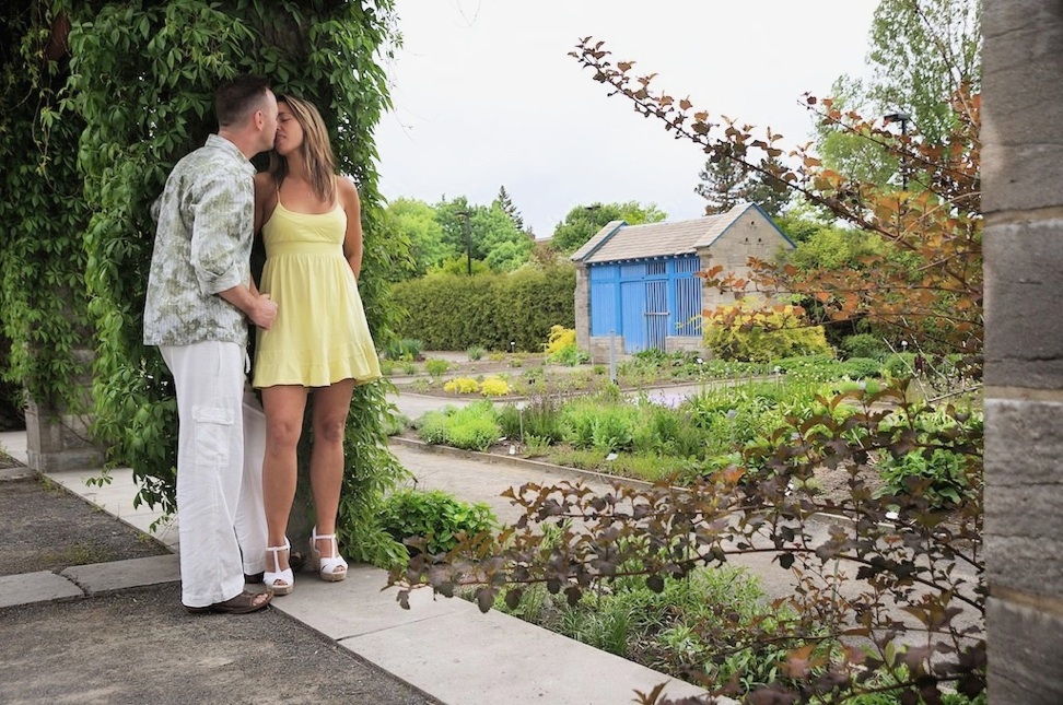 couple sembrasse devant la peitie cabane bleu du jardin botanique