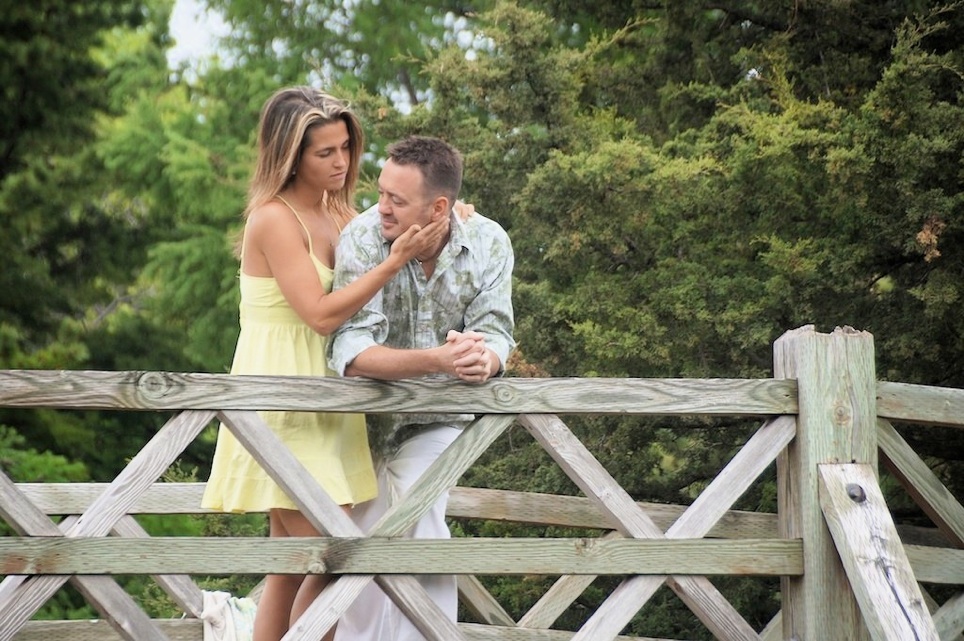 couple sur la passerelle du jardin botanique