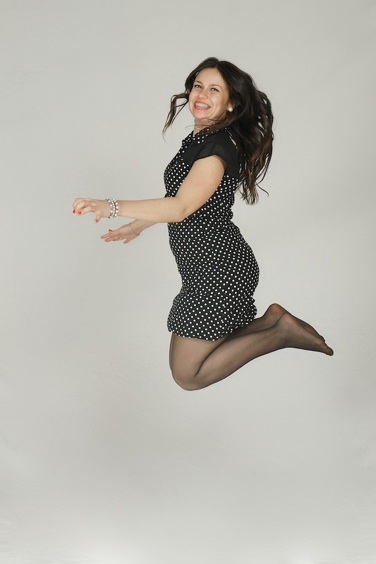 photobooth fille latino saute dans les air