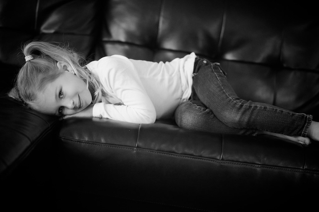 s&eacute;ance photo studio enfant couch&eacute; sur fauteuil