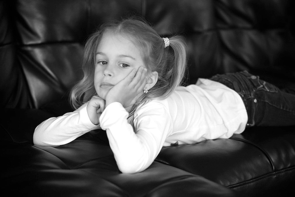 enfant couch&eacute; sur un fauteuil de cuire