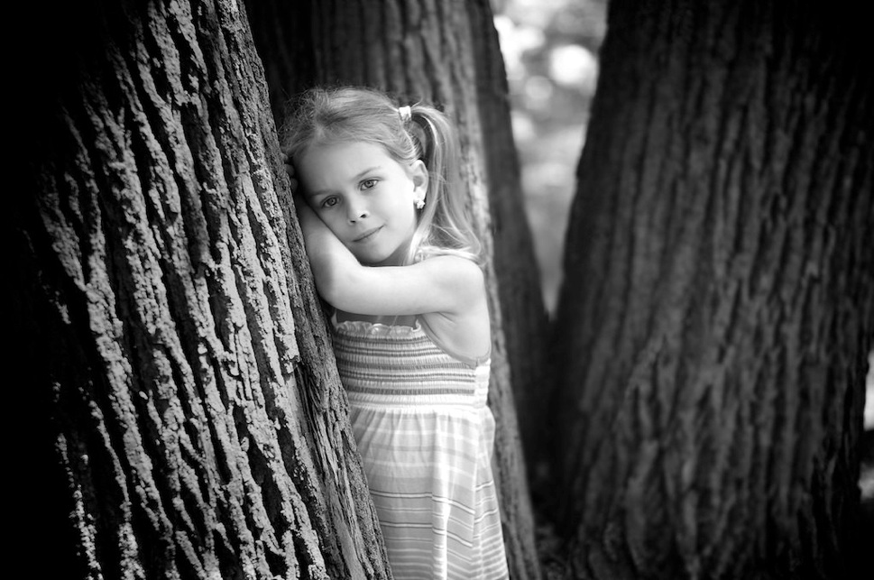 shooting avec enfant pr&egrave;s d'un arbre
