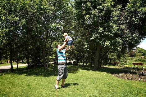 papa lance son enfant dans les air