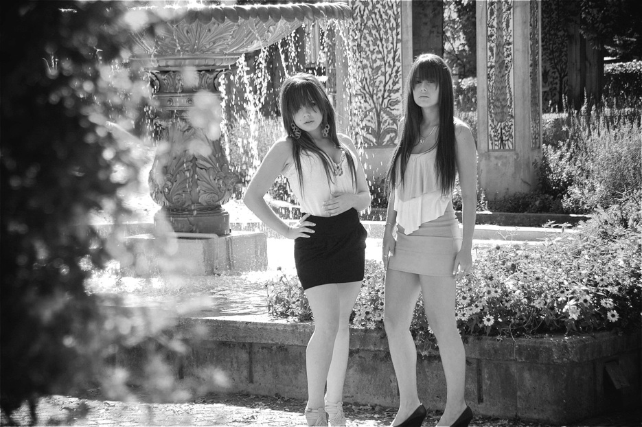 mod&egrave;le femme &agrave; la fontaine du jardin