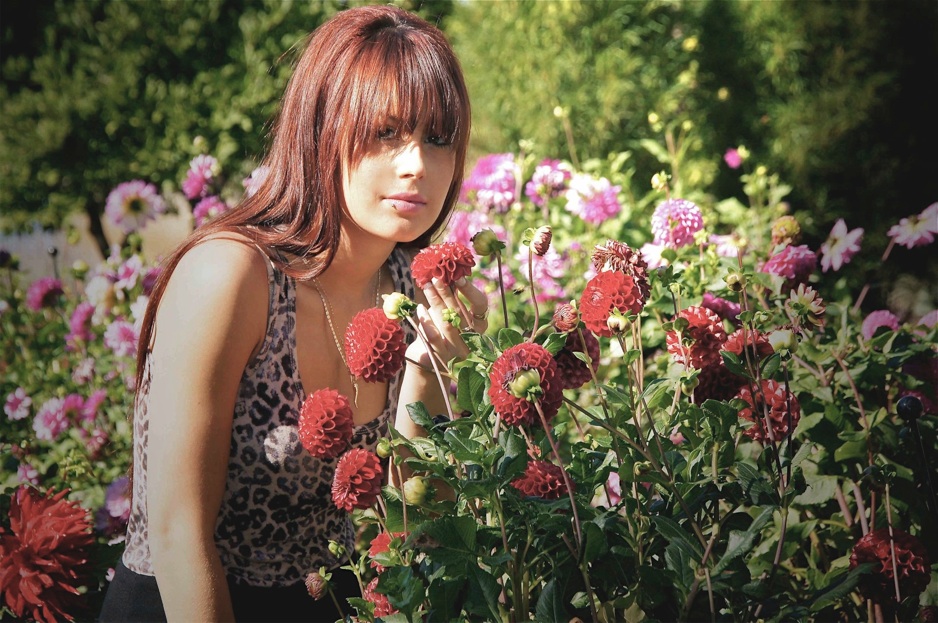 photo portait avec jade au jardin de fleurs