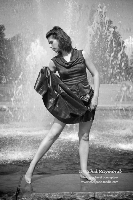 mod&egrave;le julie devant la fontaine