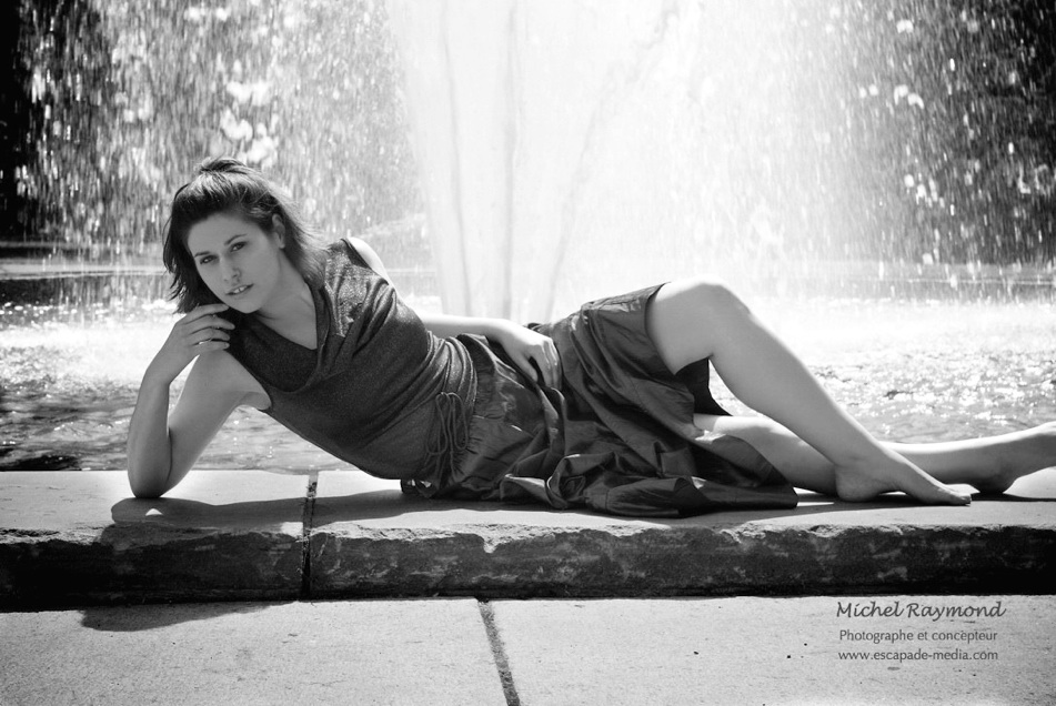 femme &eacute;tendu au sol pr&egrave;s de la fontaine