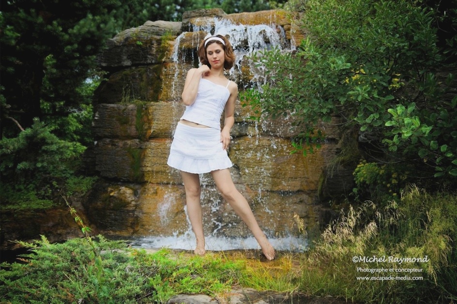 belle jolie rousse devant les chutes du jardin botanique de montr&eacute;al