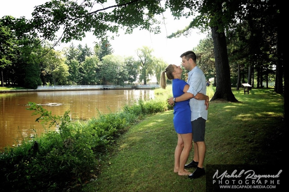 photo couple prise près du lac du moulin seigneurial pointe du lac