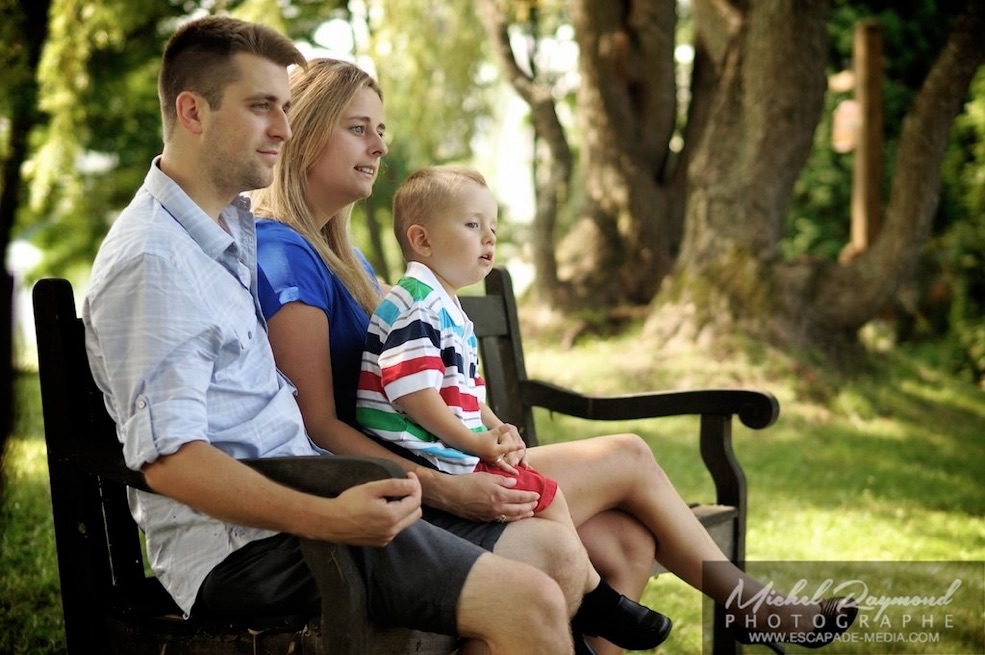 photo de famille sur un banc près du lac seigneurial pointe du lac