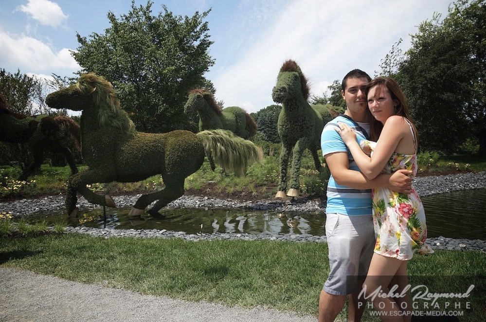 Couple devant les chevaux des mosaïcultures du Jardin botanique de Montréal