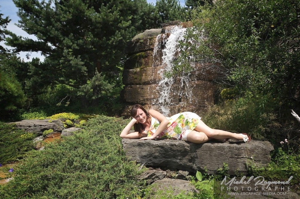 Émilie avant le mariage devant la chute du Jardin Alpine du jardin de Montréal