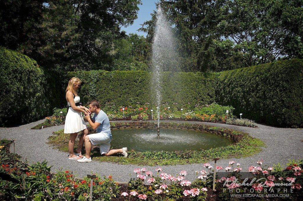 Couple amoureux dans le jardin français du jardin Daniel Séguin