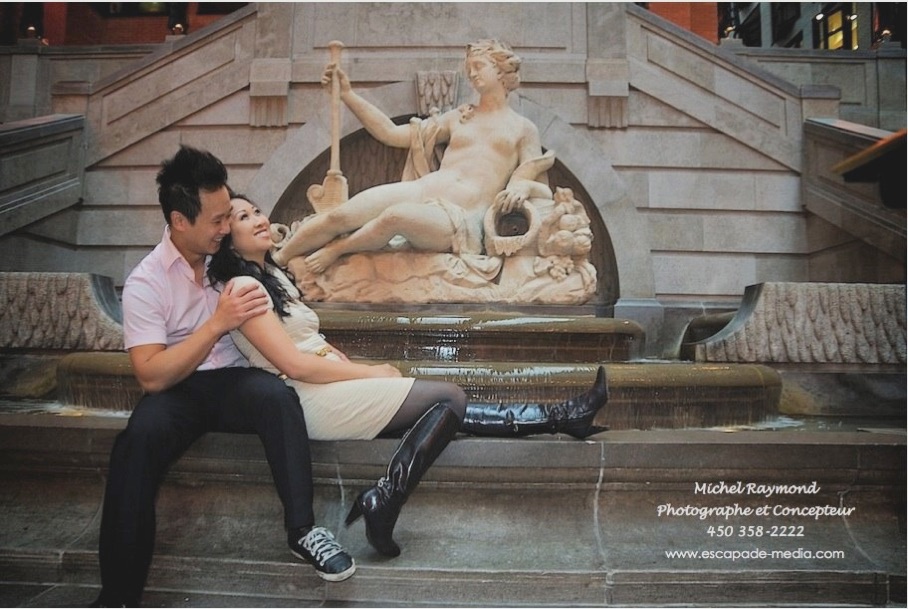 Couple amoureux vietnamien devant la statue d’Amphitrite, épouse de Poséidon