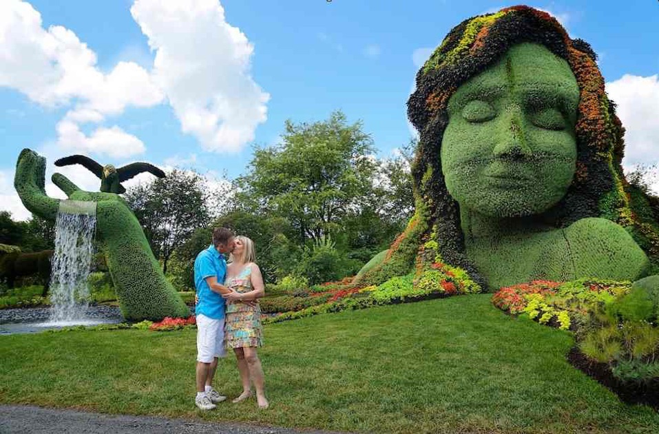 photo de couple devant la sculture La terre mère