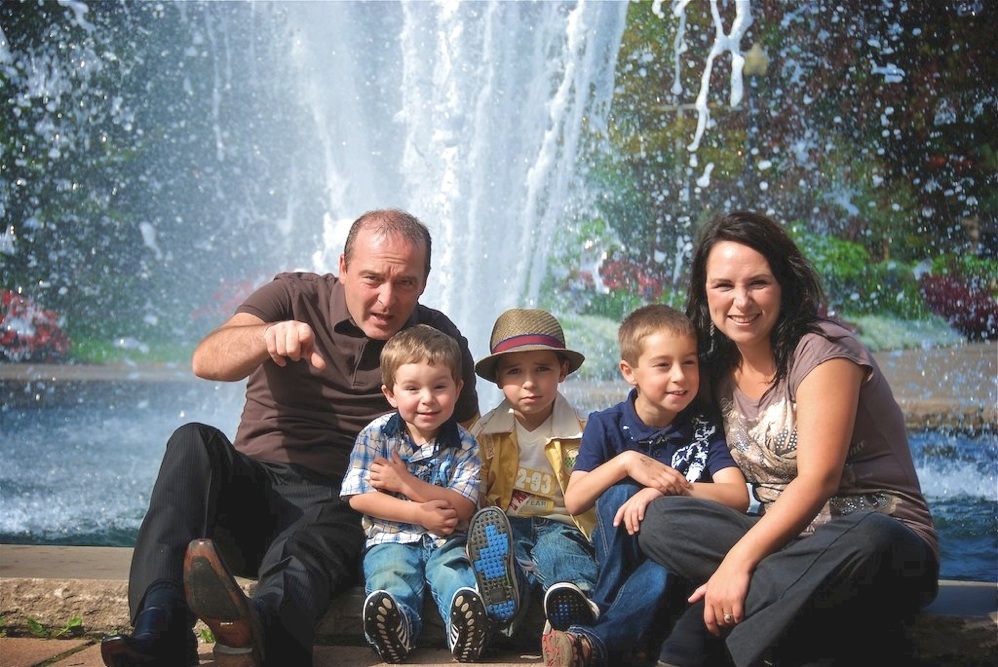 photo de famille devant la fontaine