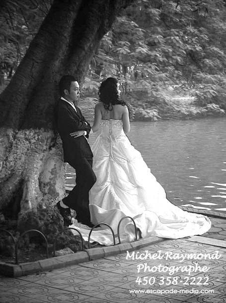 couple-mariés-vietnamien-près-lac-hoan-kiem