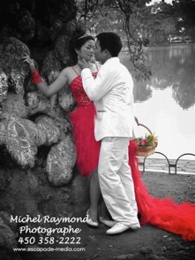 jeune marié en robe de marié rouge devant le lac Hoan Kiem