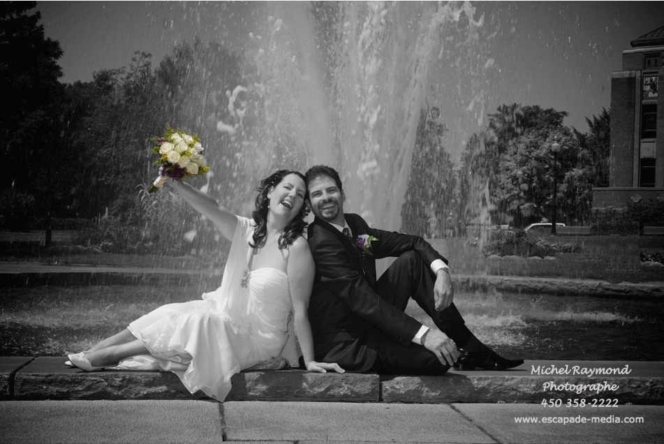 photo de mariage noir et blanc devant la fontaine