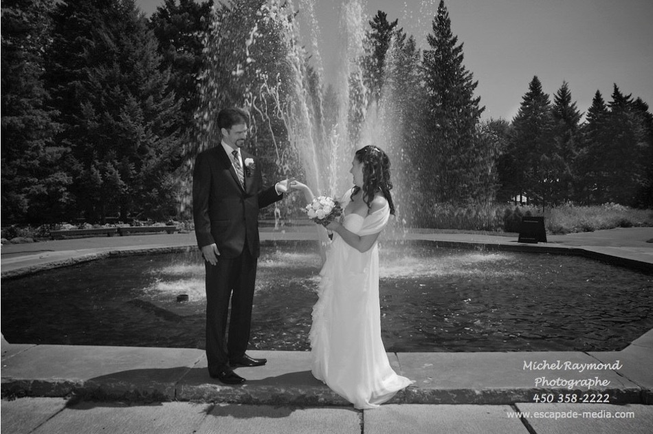 couple marié devant la fontaine
