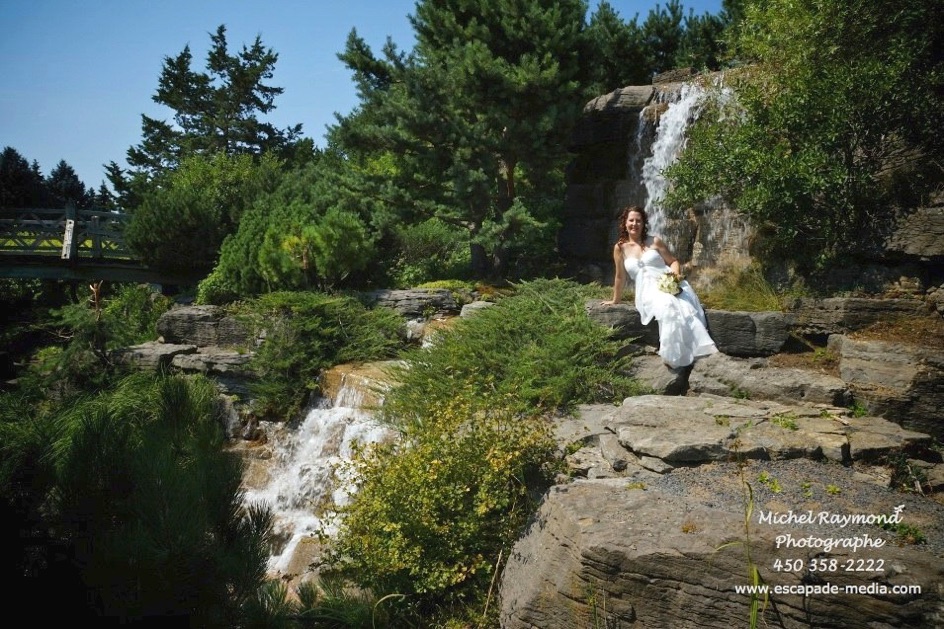 la mariée devant la chute du jardin Alpine de Montréal