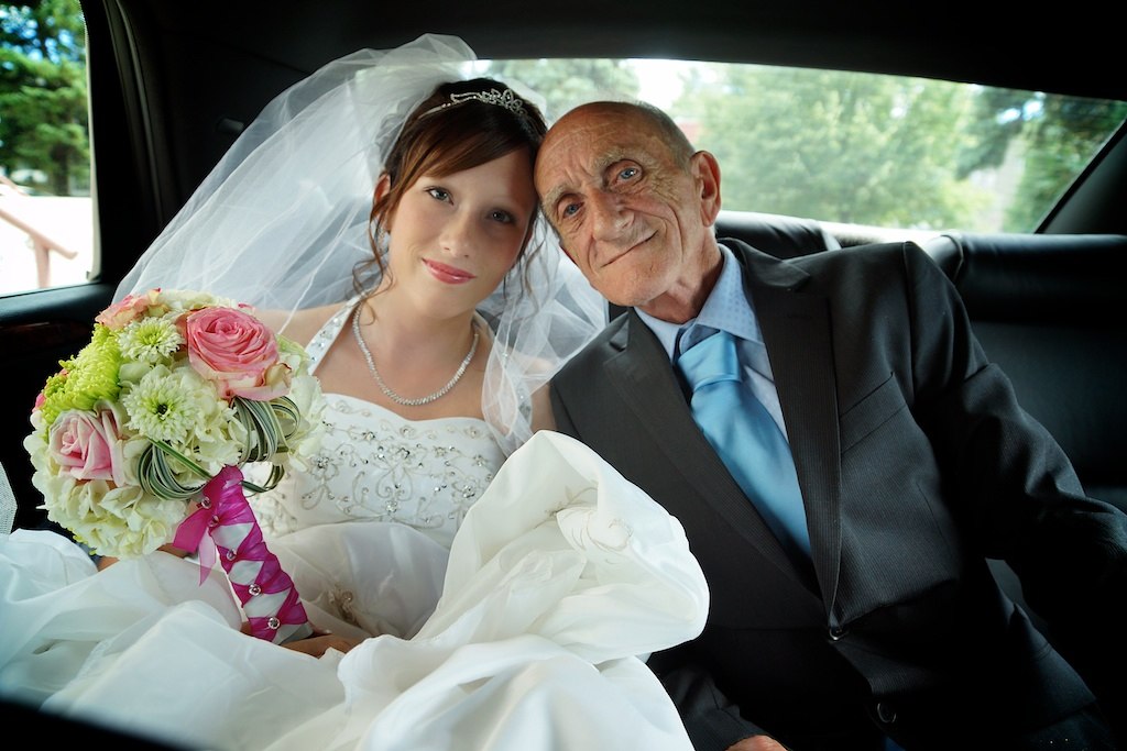 La mariée Émilie et son père dans la limousine