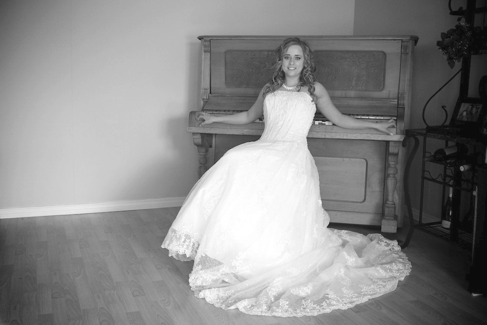 Photo-de-mariage-avec-la-mariée-et-piano