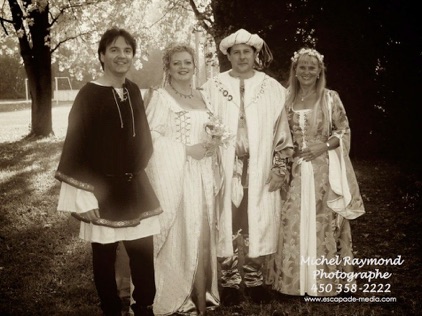 photo-de-mariage-médiéval-avec-invité