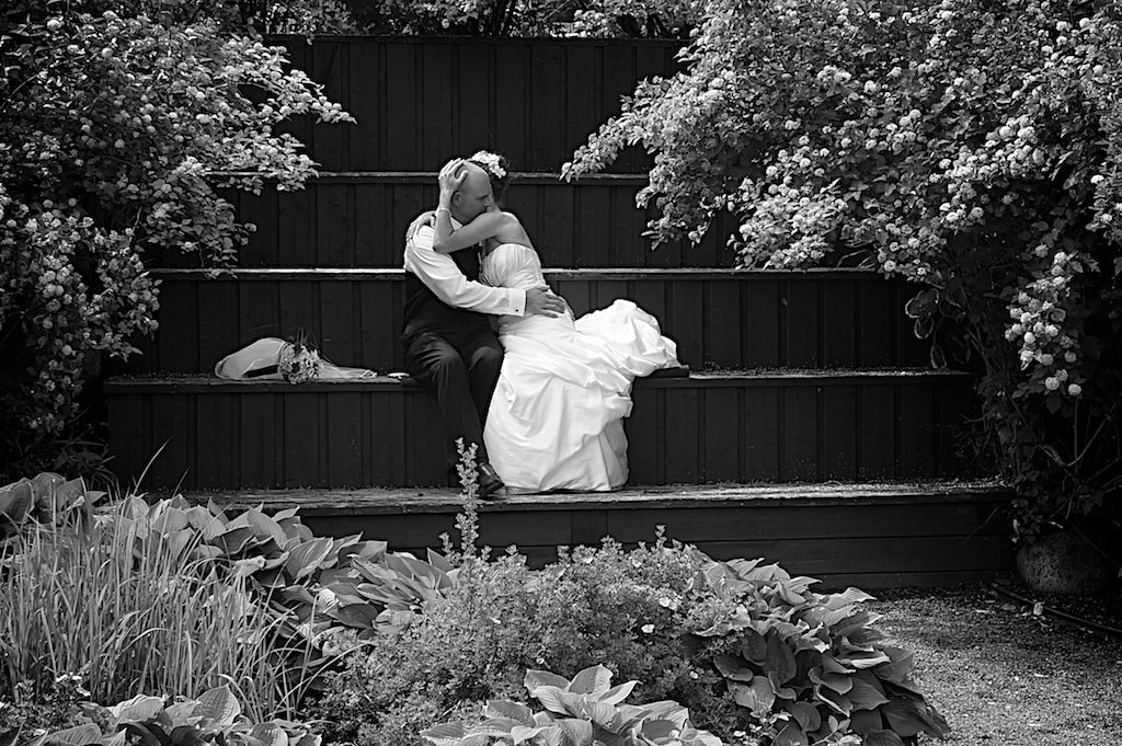 photo romantique des mariés en noir et blanc