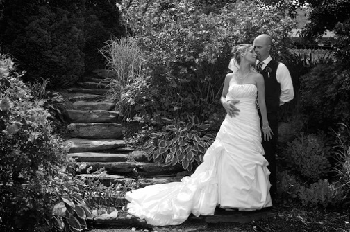 mariés au jardin de l'hôtel Mont-Sainte-Anne