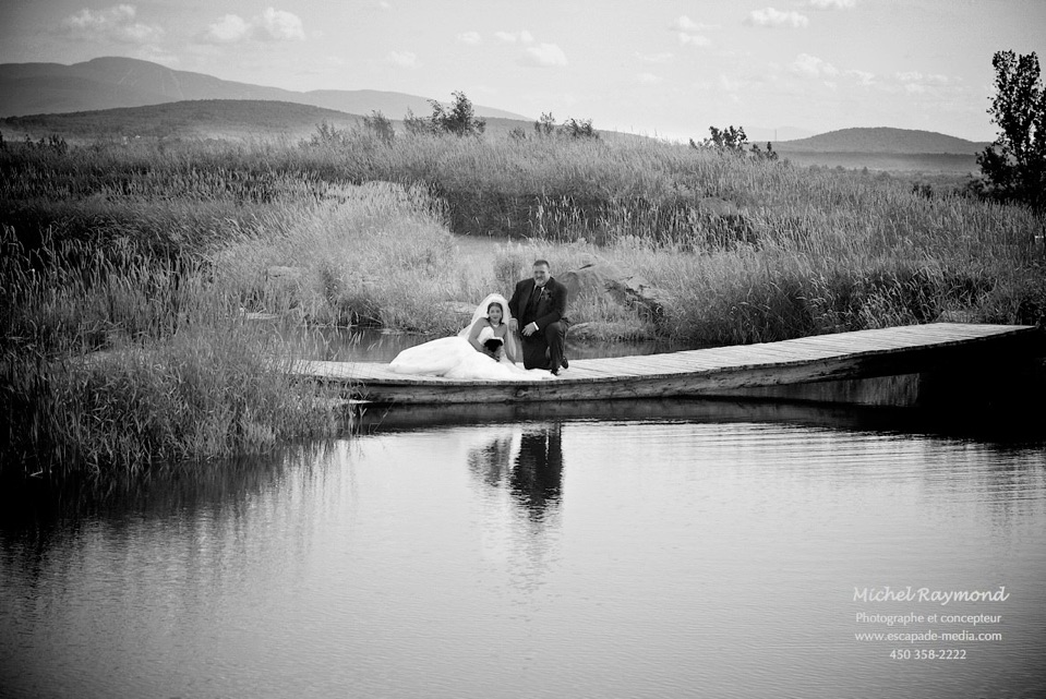 photo des mariés devant le lac du Domaine Deguire