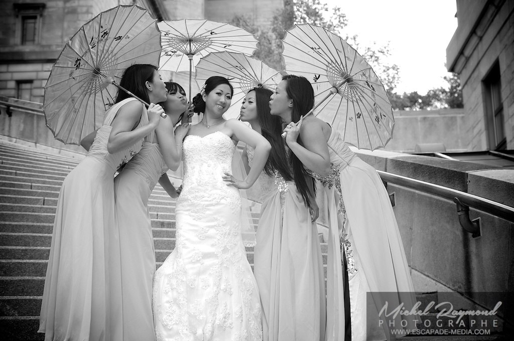 Les demoiselles avec parapluie vietnamienne et la mariée