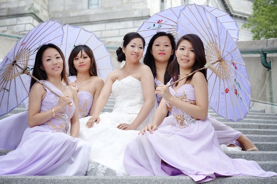 la-mariée-avec-les-demoiselles-en-ao-dai-et-parapluie
