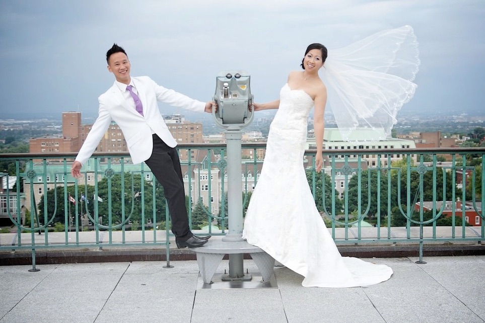 mariés-vietnamien-robe-blanche-de-mariage-au-vent