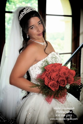 la mariée avec le bouquet de rose rouge