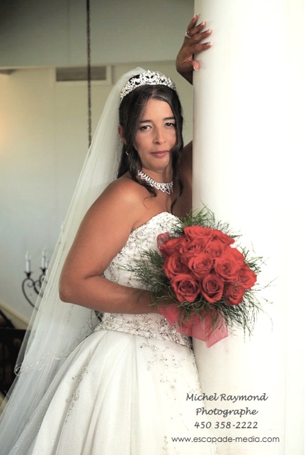 La mariée Jinny avec ll bouquet de rose rouge