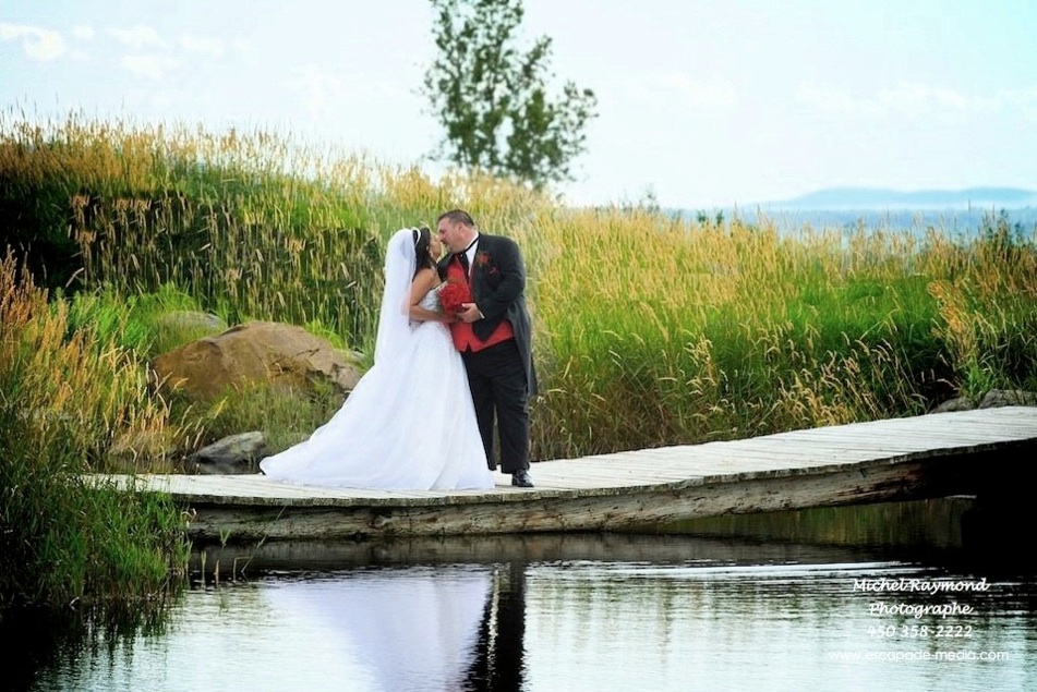 les mariés sur la passerelle près du lac