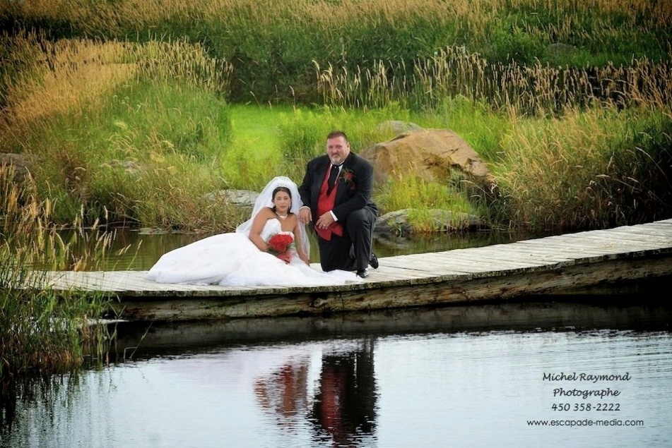 bele photo des mariés près du lac du Château Domaine Deguire