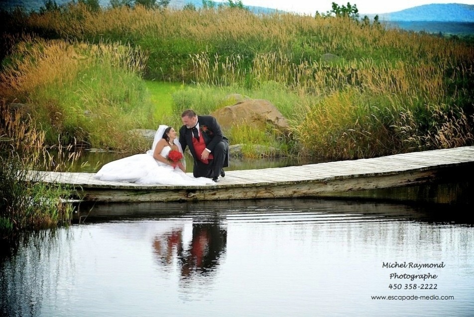 photo de mariage des mariés près du lac