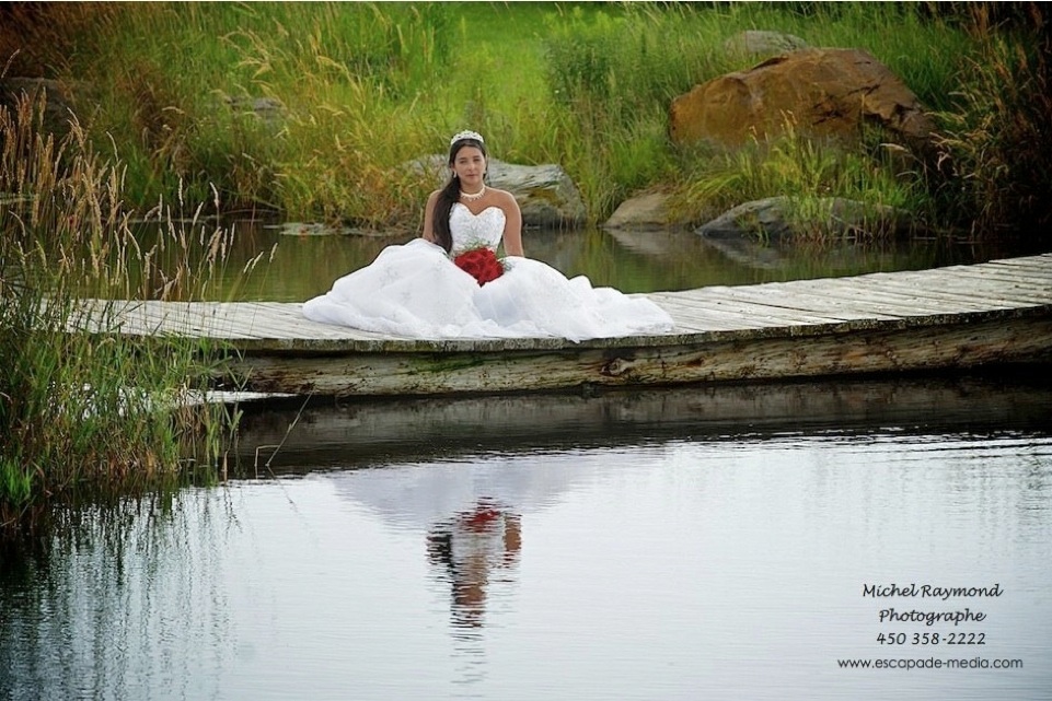 photo romantique de la mariée près du lac