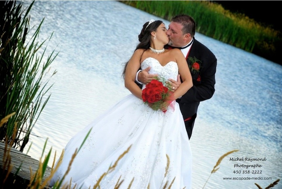 belle photo des maries face au lac du Château Domaine Deguire