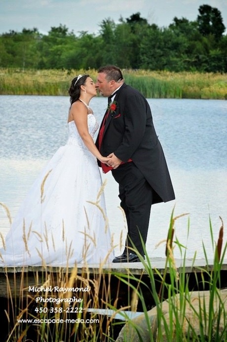 belle photo des maries face au lac du Château Domaine Deguire