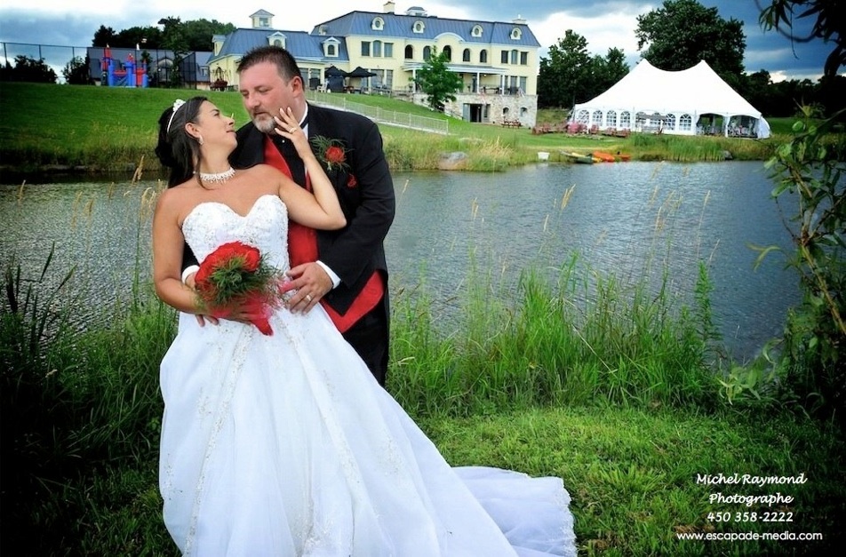 belle photo des maries face au lac du Château Domaine Deguire