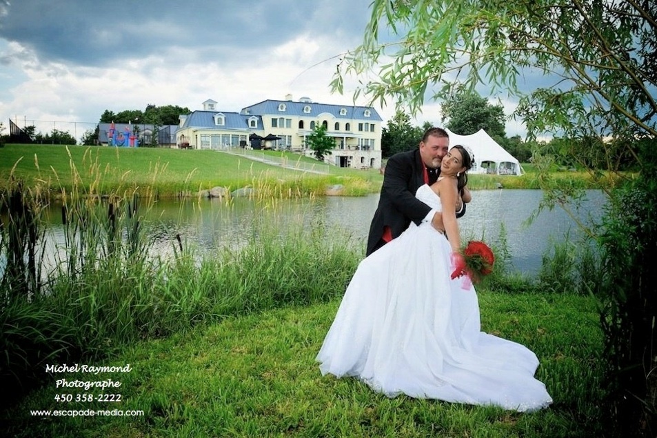 belle photo des maries face au lac du Château Domaine Deguire