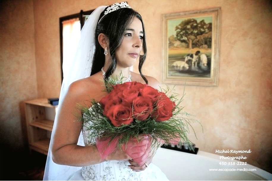 la belle mariée avec un bouquet de  rose rouge