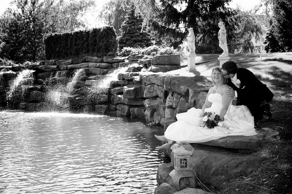 les mariés au bord de la cascade du Château Vaudreuil