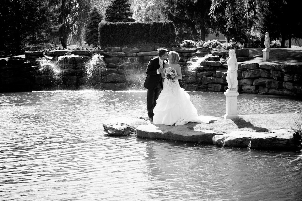 les mariés au milieu du petit bassin et de la cascade