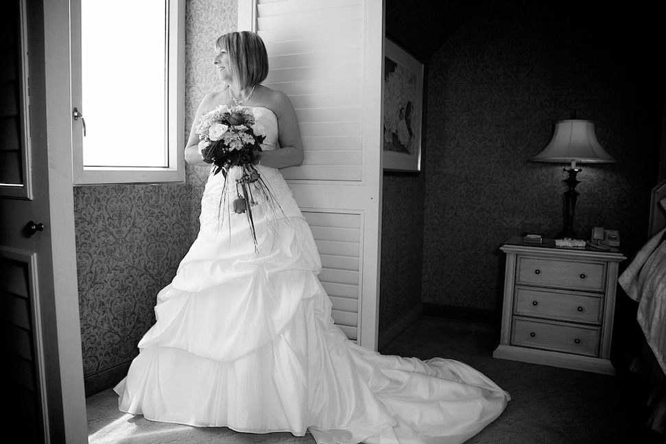 photo de la mariée près de la fenêtre
