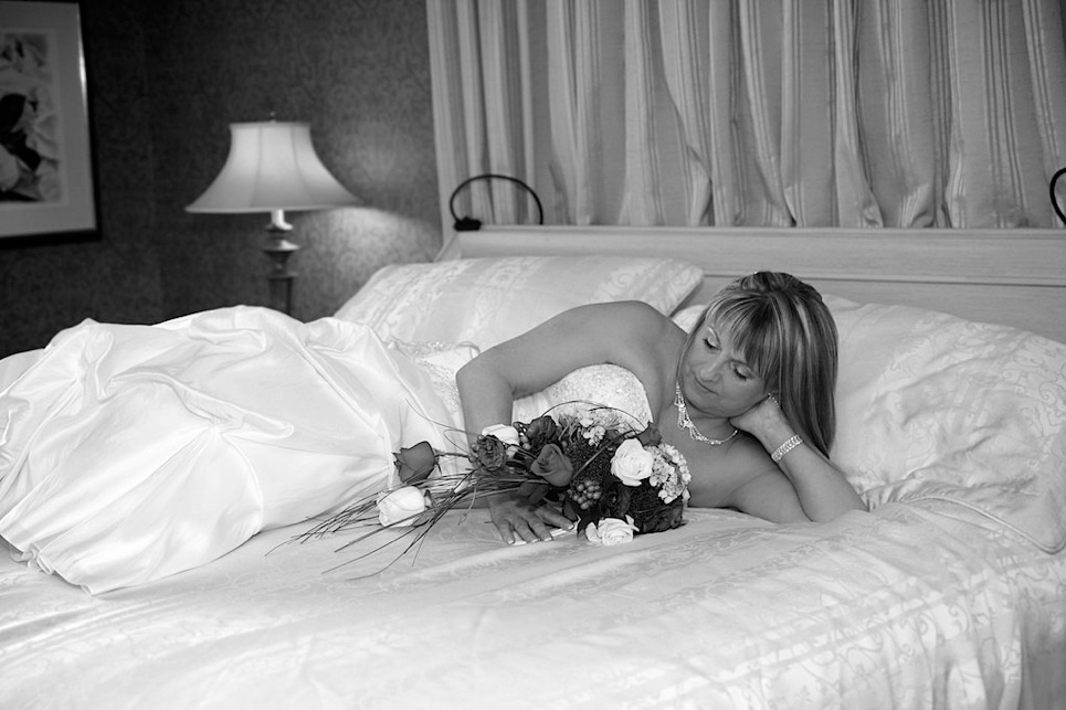 la mariée Guylaine étendu sur le lit
